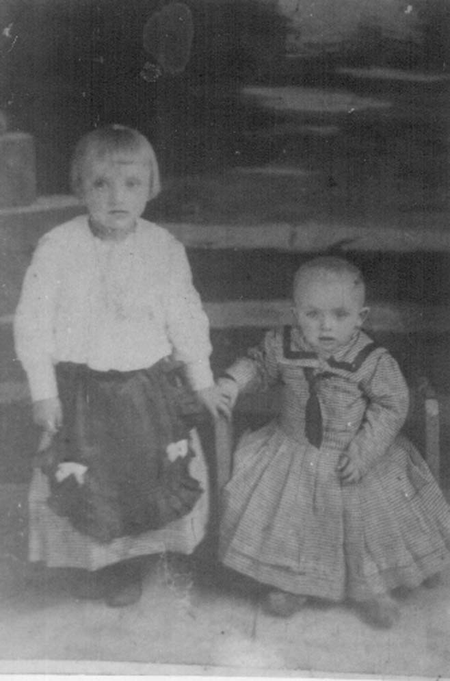 Kisfiú és kislány viselet 1918 körül (Rippl-Rónai Múzeum CC BY-NC-ND)