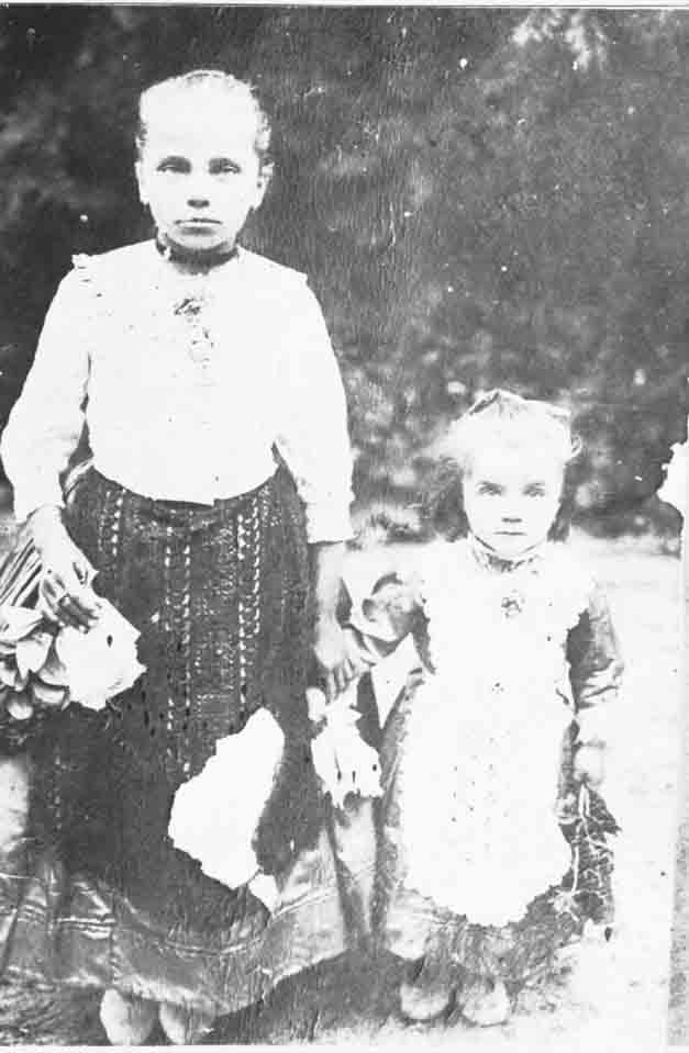 Kislányka viseletek 1910 körüli időből (Rippl-Rónai Múzeum CC BY-NC-ND)
