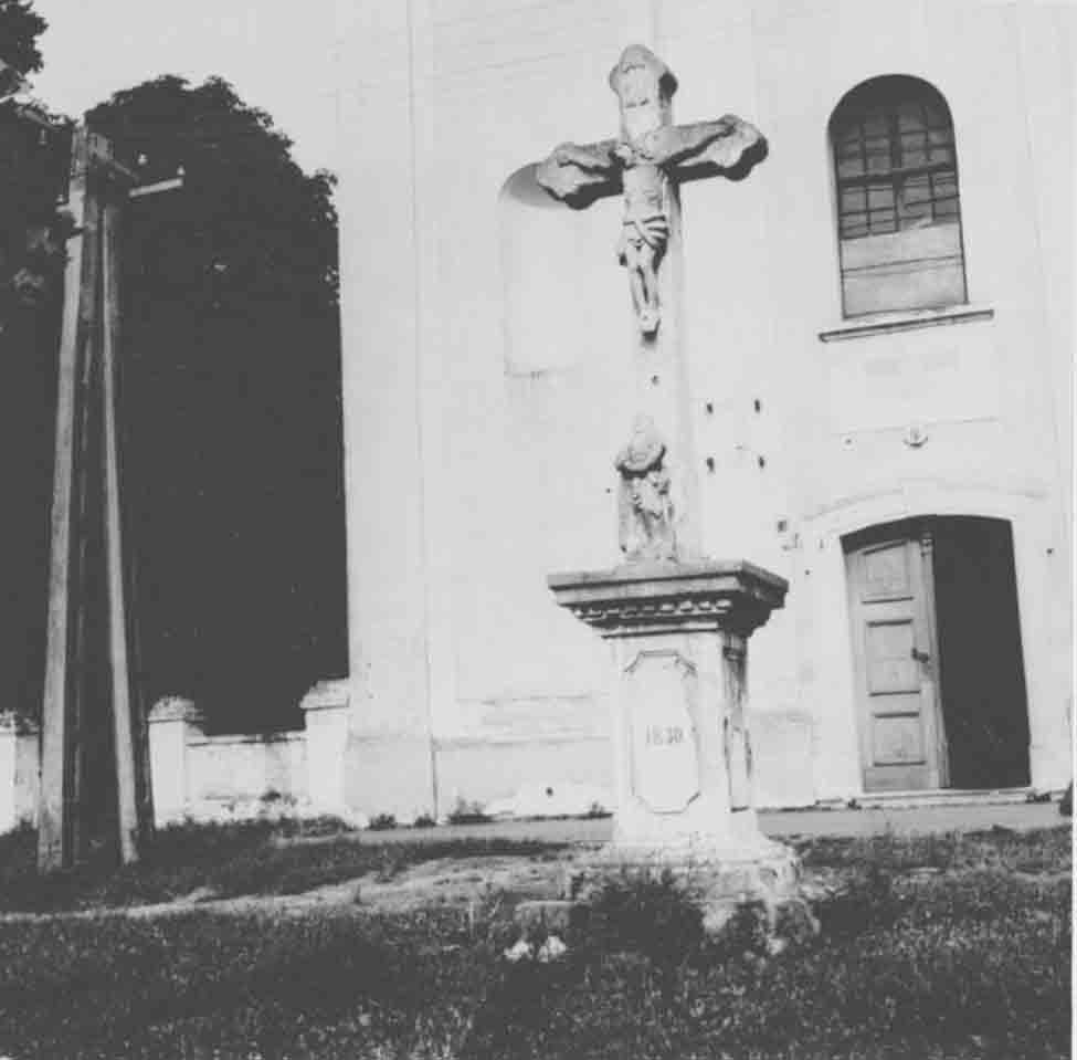 Kőkereszt a szuloki katolikus templom előtt (Rippl-Rónai Múzeum CC BY-NC-ND)