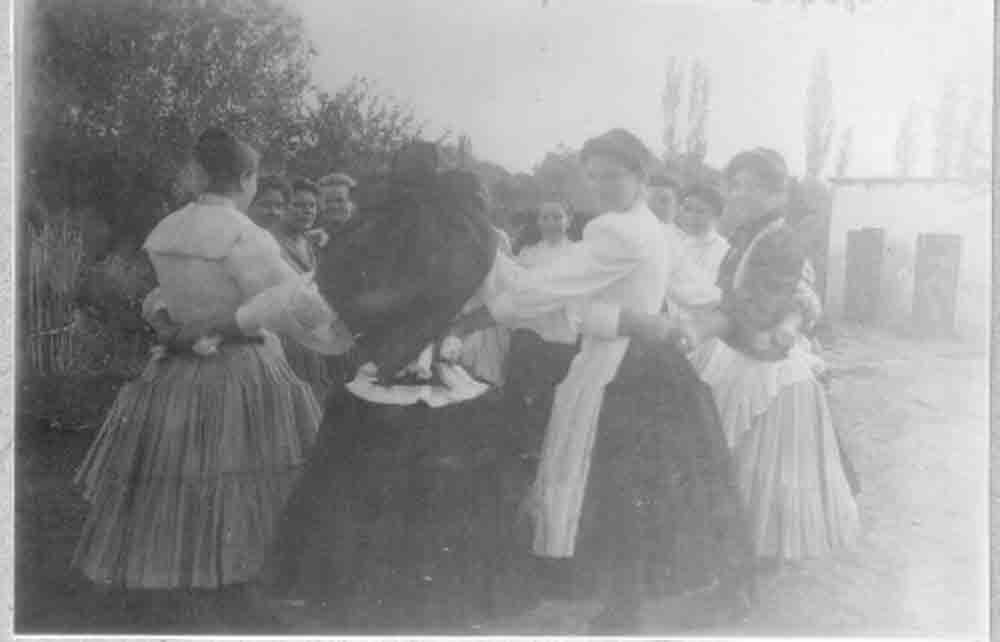 Körben táncoló lányok, asszonyok (Rippl-Rónai Múzeum CC BY-NC-ND)