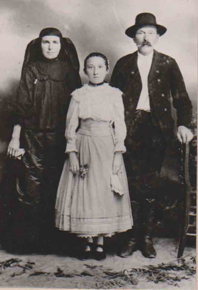 Máté Józsefné későbbi népdalénekes szüleivel 1918-ban (Rippl-Rónai Múzeum CC BY-NC-ND)