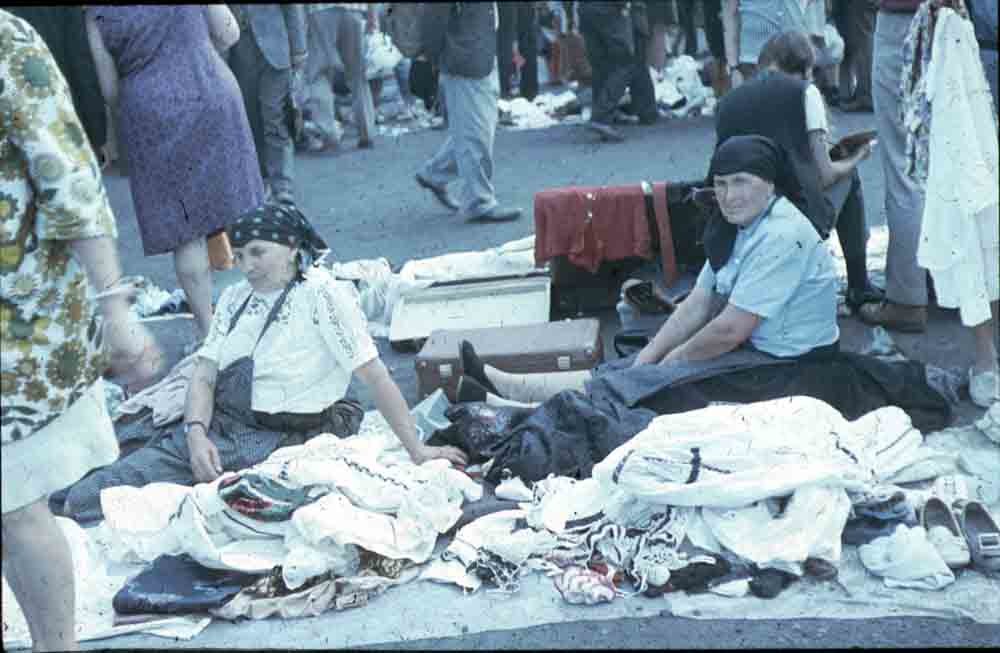 Mohácsi asszonyok a pécsi rongypiacon (Rippl-Rónai Múzeum CC BY-NC-ND)