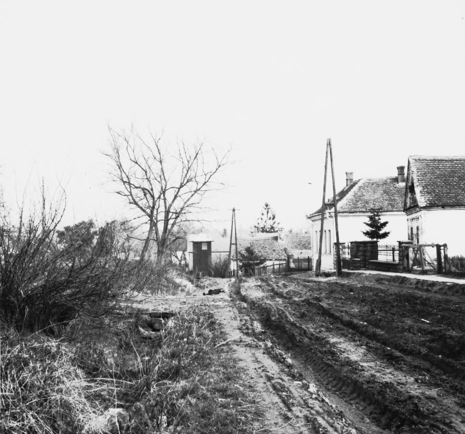 Móricz Zsigmond utca részlete, régi haranglábbal (Rippl-Rónai Múzeum CC BY-NC-ND)