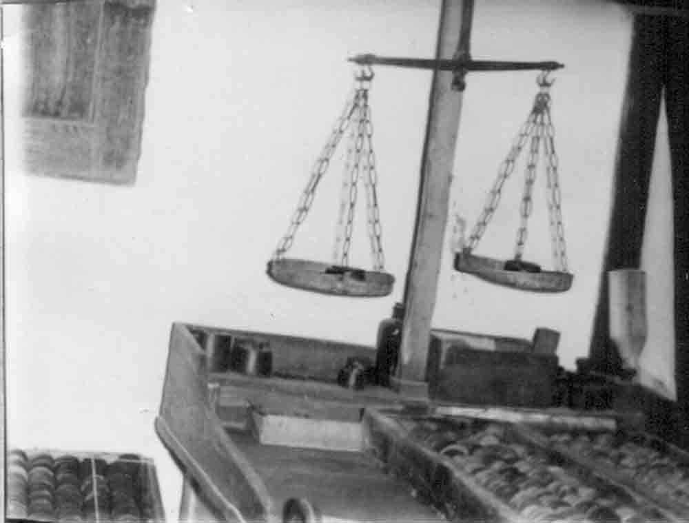 Műhelyrészlet özv. Szücs Jánosné mézesbábos é s gyertyaöntőnél (Rippl-Rónai Múzeum CC BY-NC-ND)