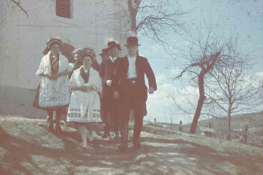 Népviseletbe öltözött nők és férfiak a szennai templom előtt (Rippl-Rónai Múzeum CC BY-NC-ND)