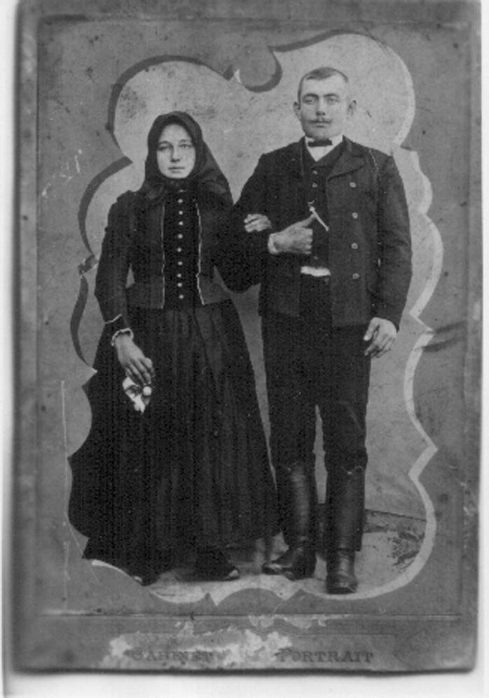 Női és férfi viselet 1910 körül (Rippl-Rónai Múzeum CC BY-NC-ND)
