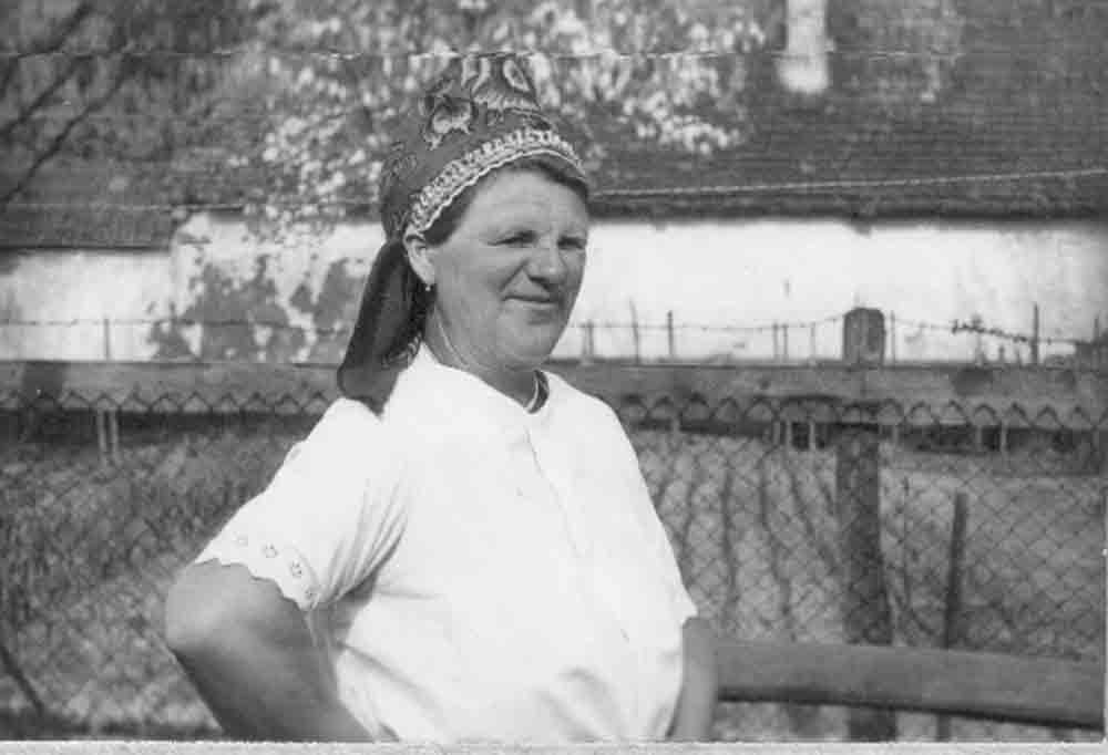 Női fejviselet Szabadiban 1930-50. Kis Pál Józsefné, újraférjezett Herceg Józsefné hátrakötőben (Rippl-Rónai Múzeum CC BY-NC-ND)