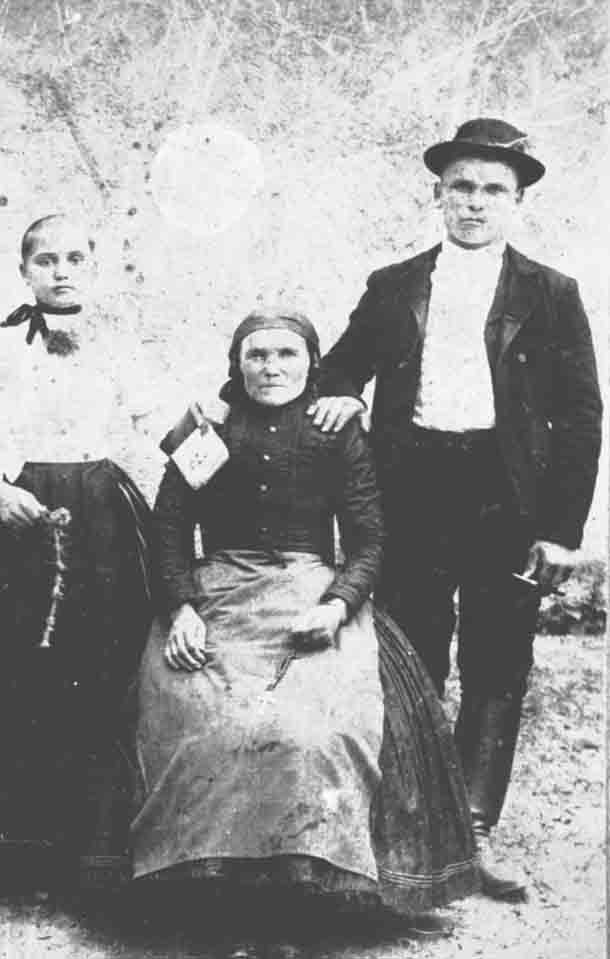 Oláh Julianna, Csendes Lászlóné, idős Csendes József, Csendes Anna /1893-/ (Rippl-Rónai Múzeum CC BY-NC-ND)