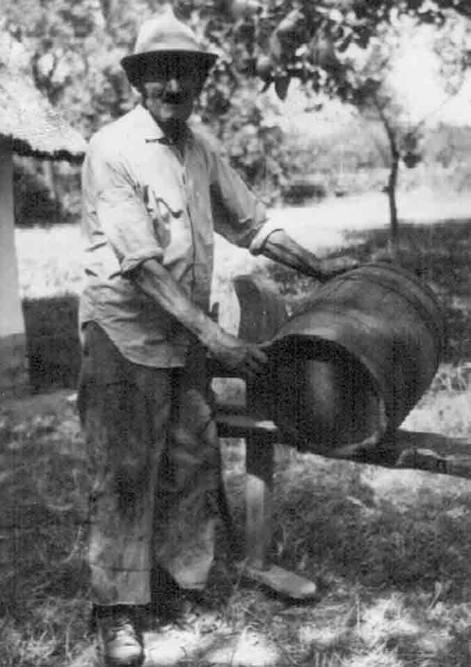 Patyi Farkas Lajos a vonyószéken hordót javít (Rippl-Rónai Múzeum CC BY-NC-ND)