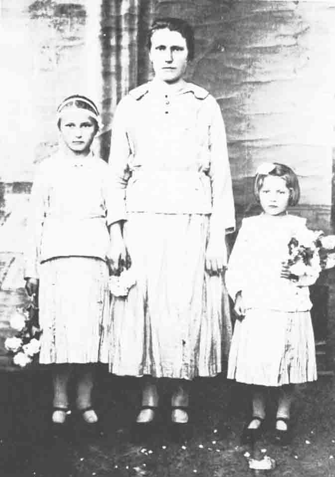 Perta Jánosné lányaival 1940 körül (Rippl-Rónai Múzeum CC BY-NC-ND)