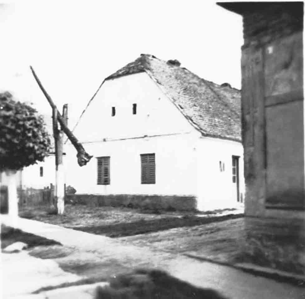Petőfi utca 109. sz. lakóház az utcaszinttől beljebb (Rippl-Rónai Múzeum CC BY-NC-ND)