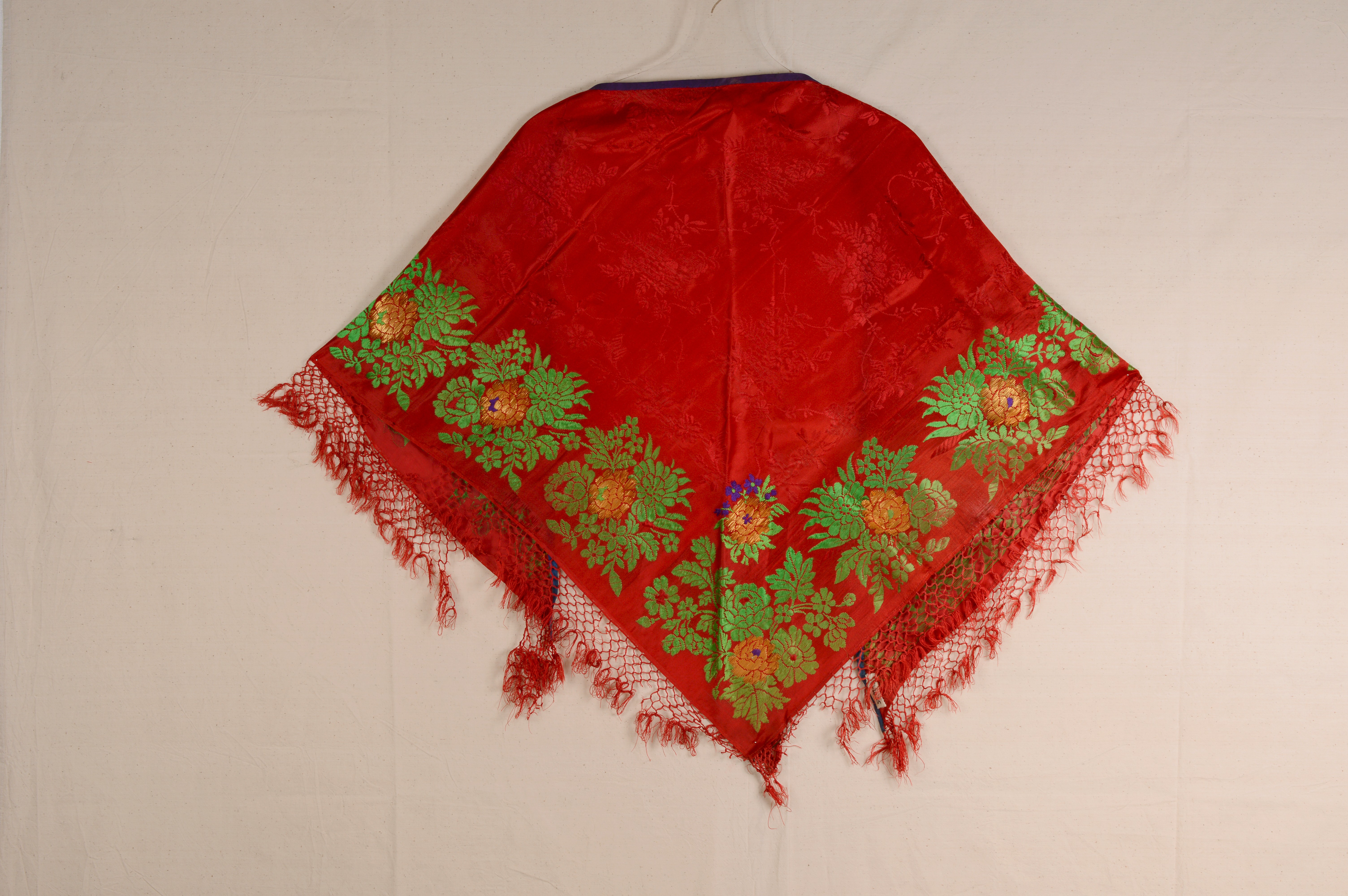 Piros selyem kendő (Rippl-Rónai Múzeum CC BY-NC-ND)