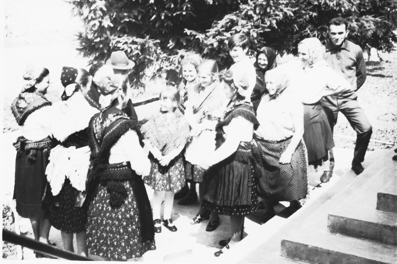 Pogányszentpéteri nők viseletben /1940-50 körül/ Manga János rádió felvételekor (Rippl-Rónai Múzeum CC BY-NC-ND)