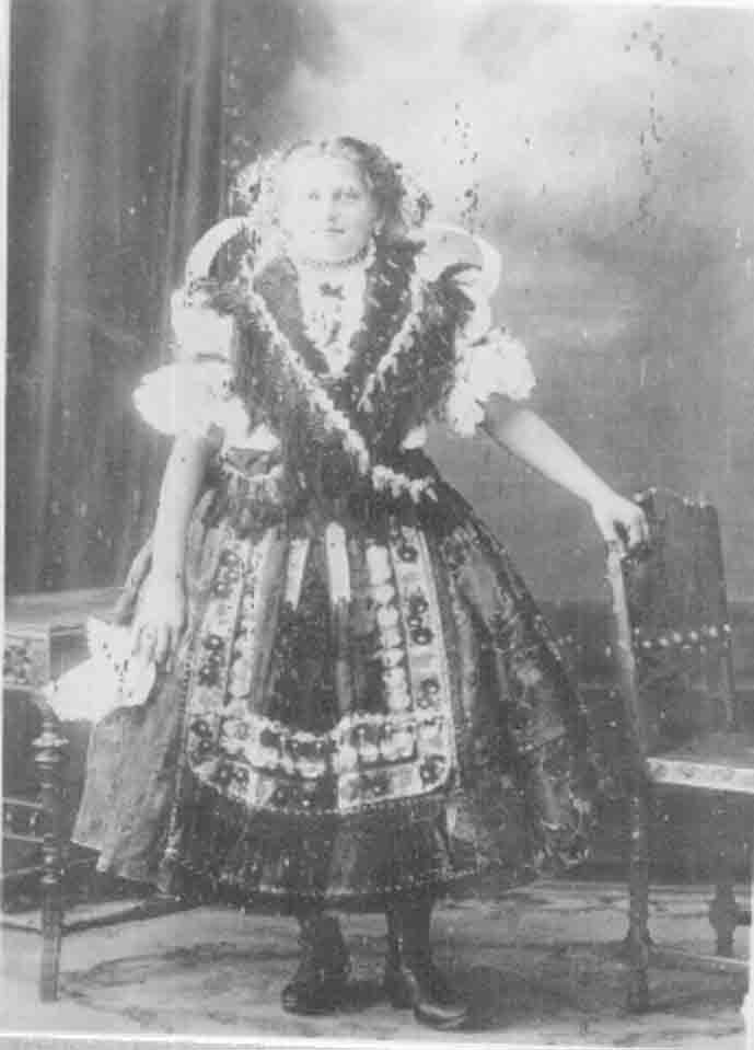 Porrogszentkirályi női viselet /asszony/, Fülöp Erzsébet 1913 körül (Rippl-Rónai Múzeum CC BY-NC-ND)