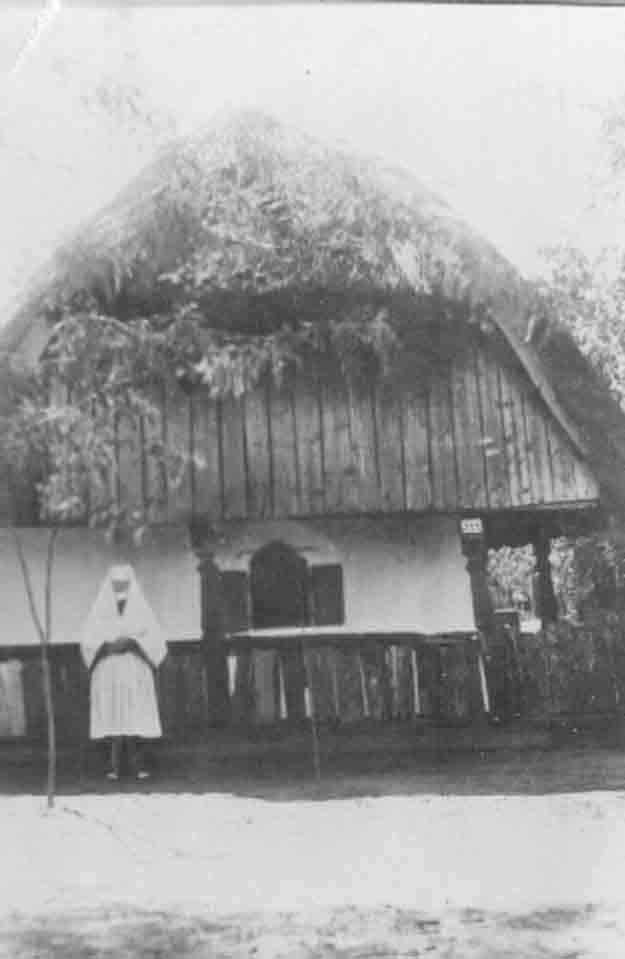 Régi csökölyi ház, előtte öregasszony fehér gyászban (Rippl-Rónai Múzeum CC BY-NC-ND)
