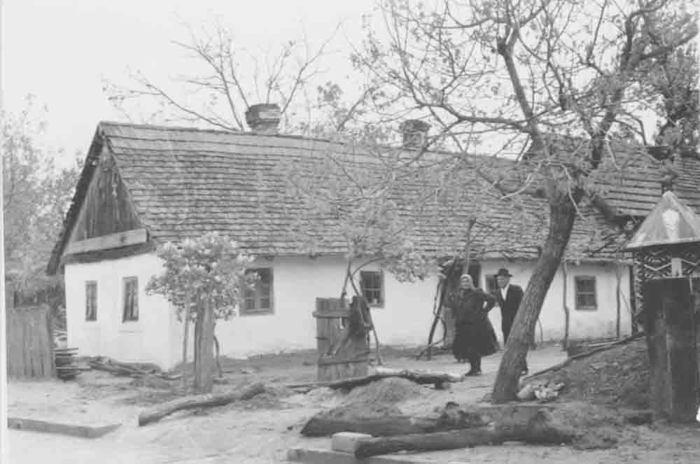 Sánta Vendel lakóháza, előtte a gazda feleségével (Rippl-Rónai Múzeum CC BY-NC-ND)