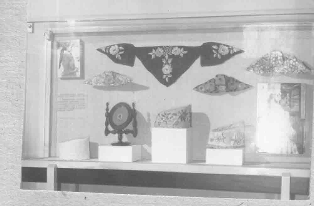 Somogyi hímzés c. kiállítás. 12. tárló: Pille és necc hímzése (Rippl-Rónai Múzeum CC BY-NC-ND)