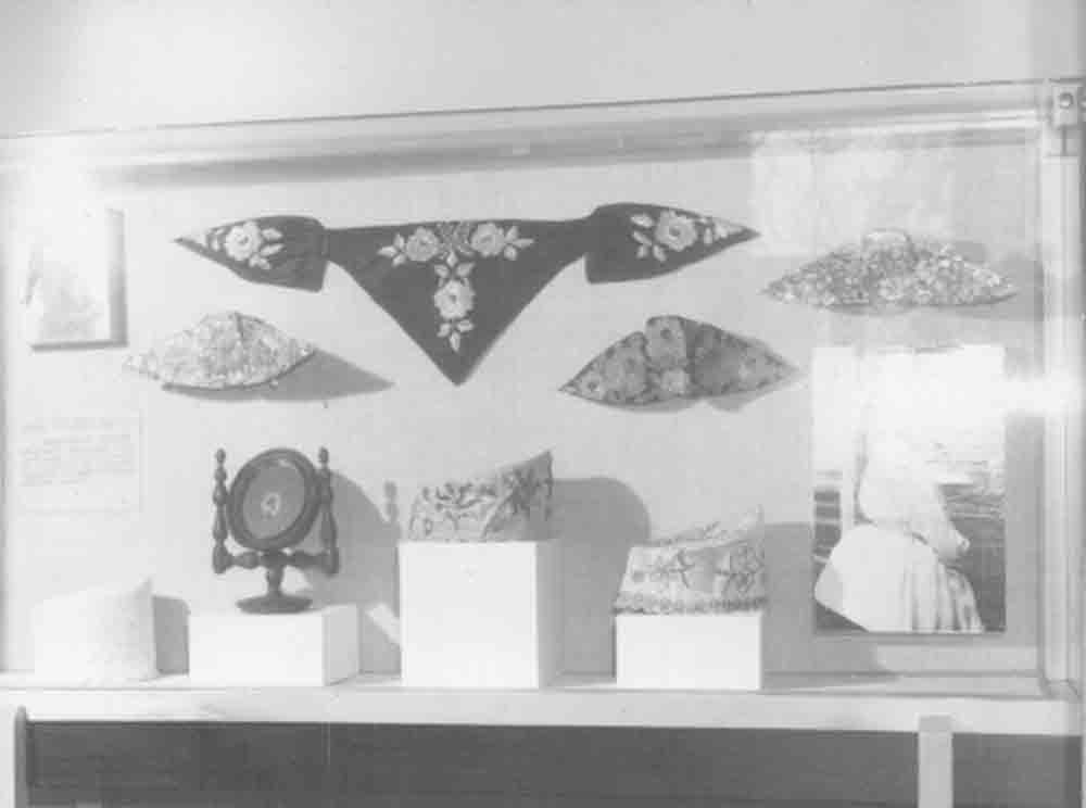 Somogyi hímzés c. kiállítás. 12. tárló: Pille és necc hímzése (Rippl-Rónai Múzeum CC BY-NC-ND)
