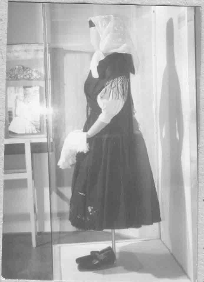 Somogyi hímzés c. kiállítás. 4. állóvitrin: Kutasi idős asszony, 1920 (Rippl-Rónai Múzeum CC BY-NC-ND)