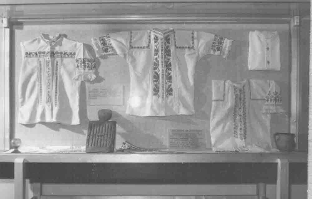 Somogyi hímzés c. kiállítás. 6. tárló: Keresztszemes női ingek (Rippl-Rónai Múzeum CC BY-NC-ND)