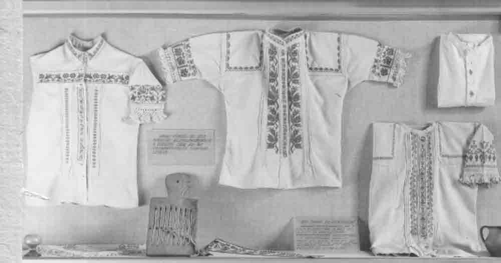 Somogyi hímzés c. kiállítás. 6. tárló: Keresztszemes női ingek (Rippl-Rónai Múzeum CC BY-NC-ND)