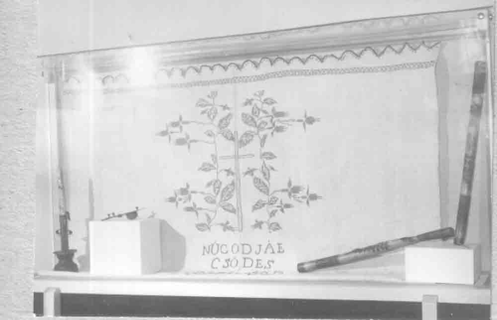 Somogyi hímzés c. kiállítás. 7. tárló: Keresztszemes halotti lepedő (Rippl-Rónai Múzeum CC BY-NC-ND)