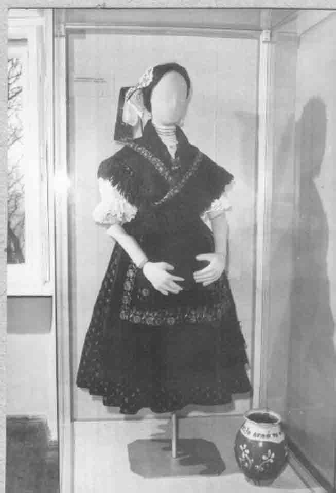 Somogyi hímzés c. kiállítás. 8. állóvitrin: Csurgónagymartoni menyecske (Rippl-Rónai Múzeum CC BY-NC-ND)