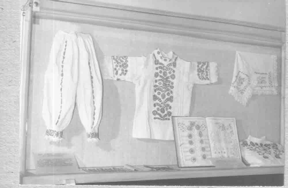 Somogyi hímzés c. kiállítás. 9. tárló: Színes hímzésű női ingek, jegykendő (Rippl-Rónai Múzeum CC BY-NC-ND)