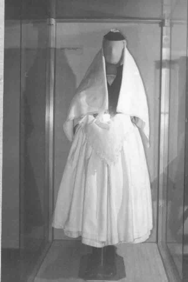 Somogyi hímzés c. kiállítás. I. állóvitrin: Somogyszobi fehér gyászos nő (Rippl-Rónai Múzeum CC BY-NC-ND)