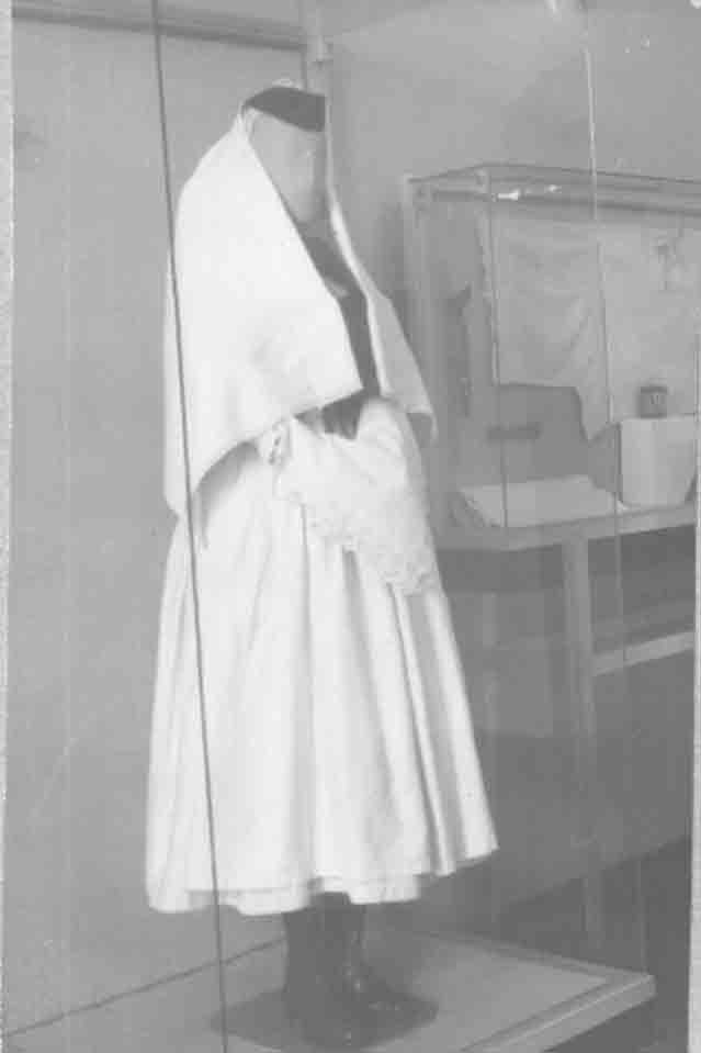 Somogyi hímzés c. kiállítás. I. állóvitrin: Somogyszobi nő fehér gyászban (Rippl-Rónai Múzeum CC BY-NC-ND)