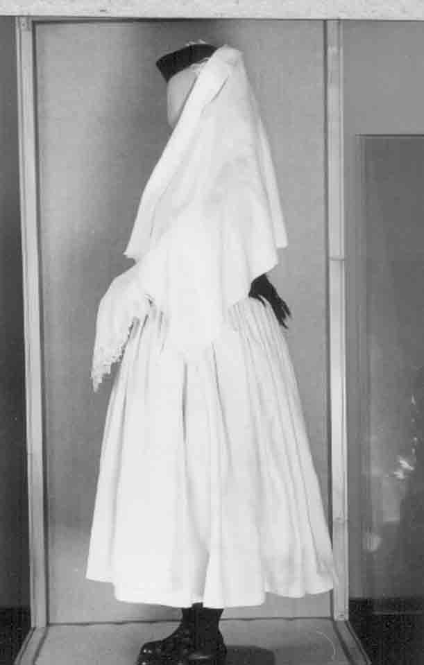 Somogyi hímzés c. kiállítás. I. állóvitrin: Somogyszobi nő fehér gyászban (Rippl-Rónai Múzeum CC BY-NC-ND)