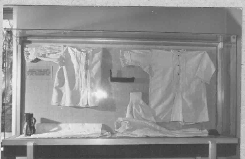 Somogyi hímzés c. kiállítás. III. tárló: Fehér hímzés - szabadrajzú hímzések Belső-Somogyban (Rippl-Rónai Múzeum CC BY-NC-ND)