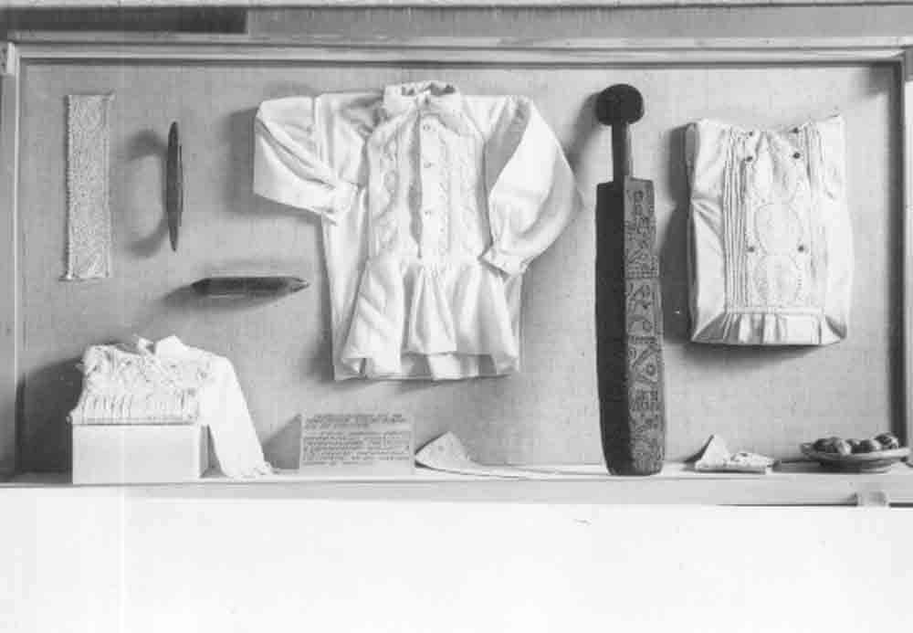 Somogyi hímzés c. kiállítás. IV. tárló: Szabadrajzú fehér hímzések Külső-Somogyból (Rippl-Rónai Múzeum CC BY-NC-ND)