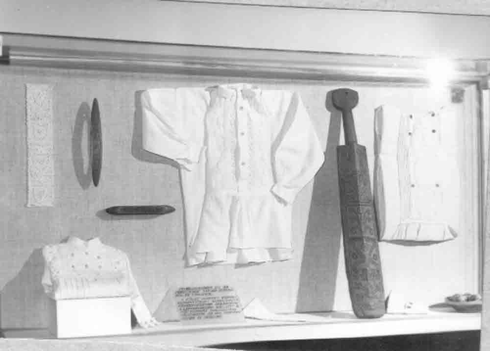 Somogyi hímzés c. kiállítás. IV. tárló: Szabadrajzú fehér hímzések Külső-Somogyból és Kaposmentéről (Rippl-Rónai Múzeum CC BY-NC-ND)