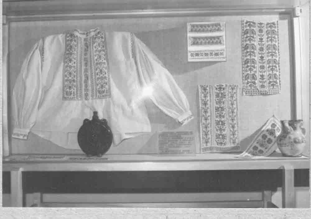 Somogyi hímzés c. kiállítás. V. tárló: Keresztszemes férfiingek, ingmellek, kézelők (Rippl-Rónai Múzeum CC BY-NC-ND)