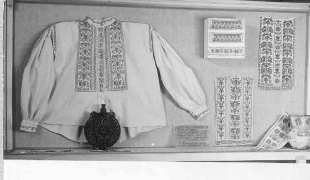 Somogyi hímzés c. kiállítás. V. tárló: Keresztszemes férfiingek, ingmellek, kézelők (Rippl-Rónai Múzeum CC BY-NC-ND)