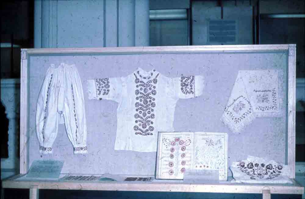 Somogyi hímzés kiállítás: "Fehér hímzés kiszínesedése", C. tárló (Rippl-Rónai Múzeum CC BY-NC-ND)