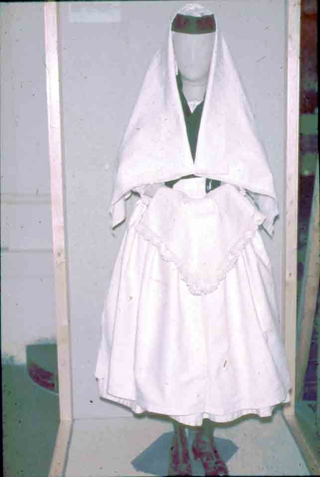 Somogyi hímzés kiállítás: Somogyszobi fehér "nagypénteki gyónó" (Rippl-Rónai Múzeum CC BY-NC-ND)
