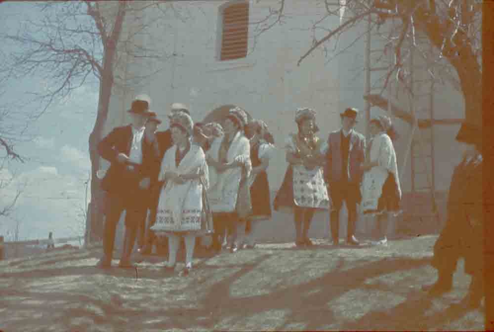 Szennai menyecskék és férfiak a református templom előtt (Rippl-Rónai Múzeum CC BY-NC-ND)