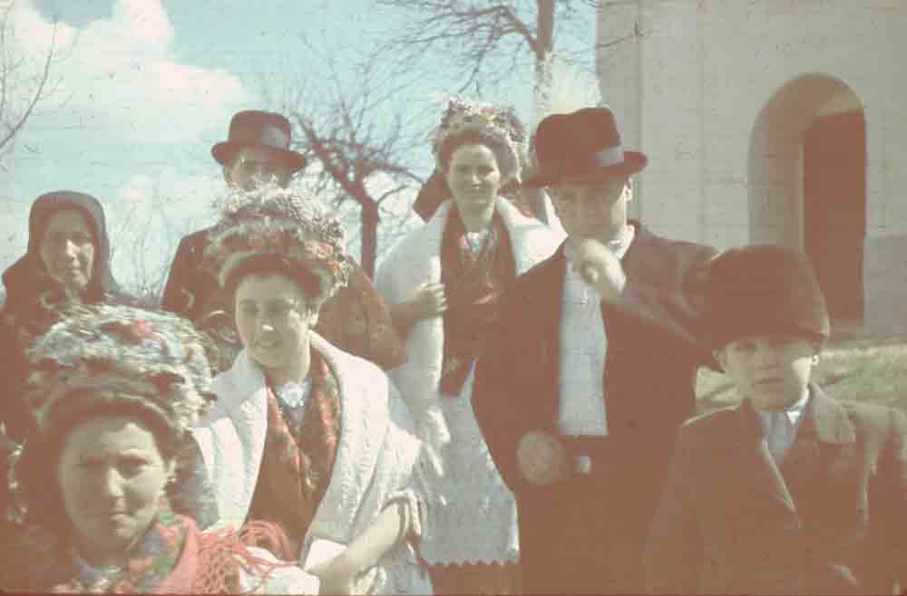 Szennai menyecskék és férfiak a református templom előtt (Rippl-Rónai Múzeum CC BY-NC-ND)