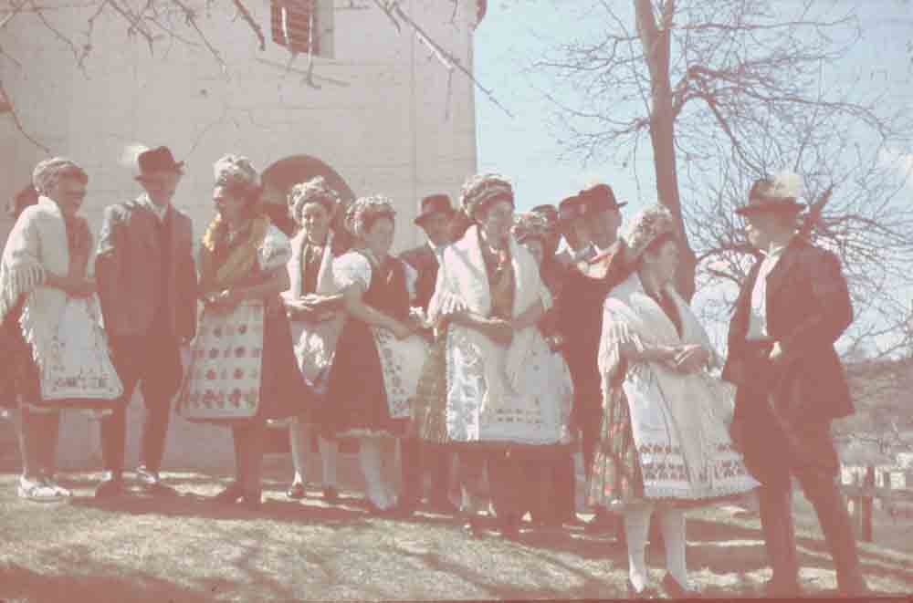 Szennaiak népviseletben a református templom előtt (Rippl-Rónai Múzeum CC BY-NC-ND)