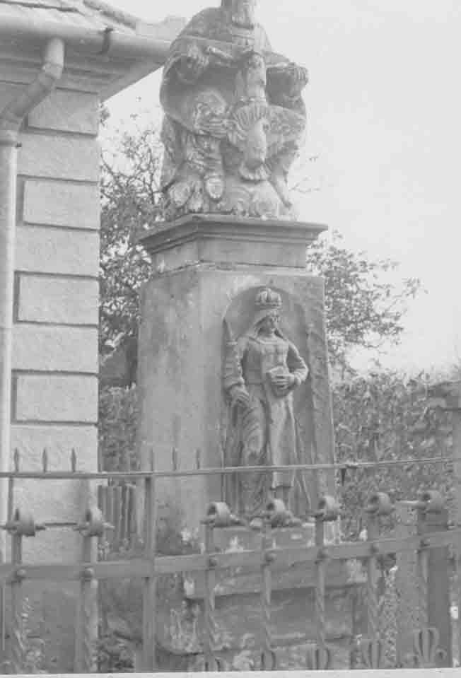Szentháromság-szobor a Csillagvár utca 40. sz. ház telkén (Rippl-Rónai Múzeum CC BY-NC-ND)
