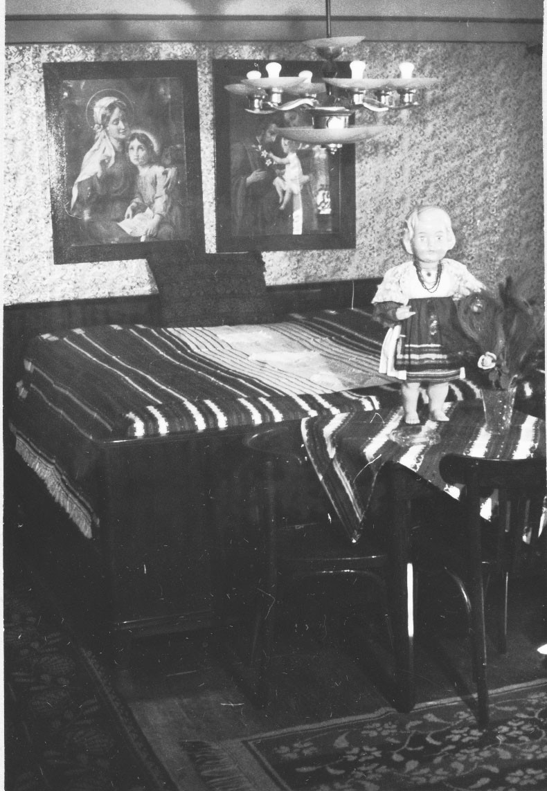 Szobabelső az 1950 körül férjhez ment Petrinovics Józsefnénél (Rippl-Rónai Múzeum CC BY-NC-ND)