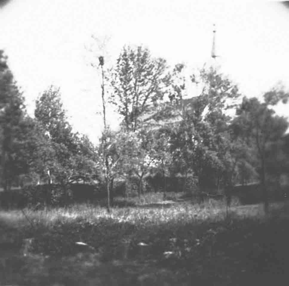 Templomdomb és templom részlet a mellette levő kertek végével, amelyeket élősövény kerítéssel határoltak (Rippl-Rónai Múzeum CC BY-NC-ND)