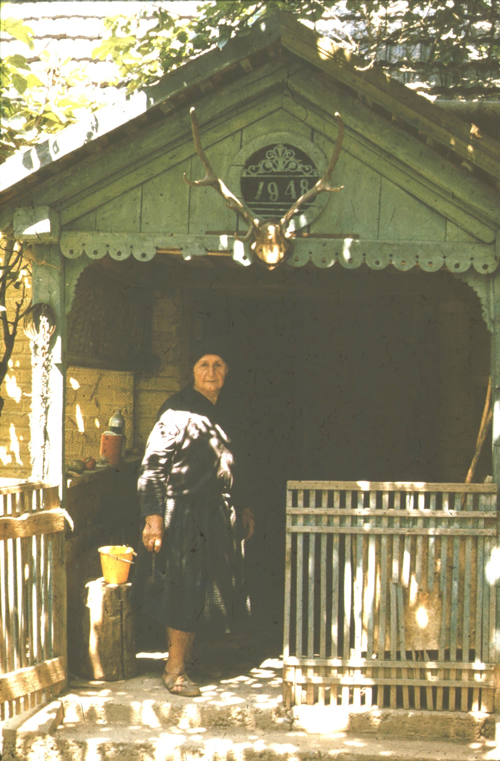 Varga Istvánné (sz.:1905) a pinceház bejárata előtt (Rippl-Rónai Múzeum CC BY-NC-ND)