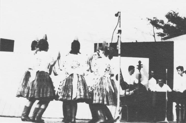 Üveges tánc. /Mez.kiáll./ Siófoki ÁFÉSZ táncegyüttese. Együd Árpád hagyatéka (Rippl-Rónai Múzeum CC BY-NC-ND)