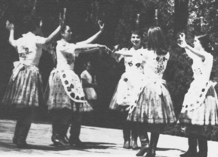 Üveges táncos lányok. Siófoki ÁFÉSZ táncegyüttese. Együd Árpád hagyatéka (Rippl-Rónai Múzeum CC BY-NC-ND)