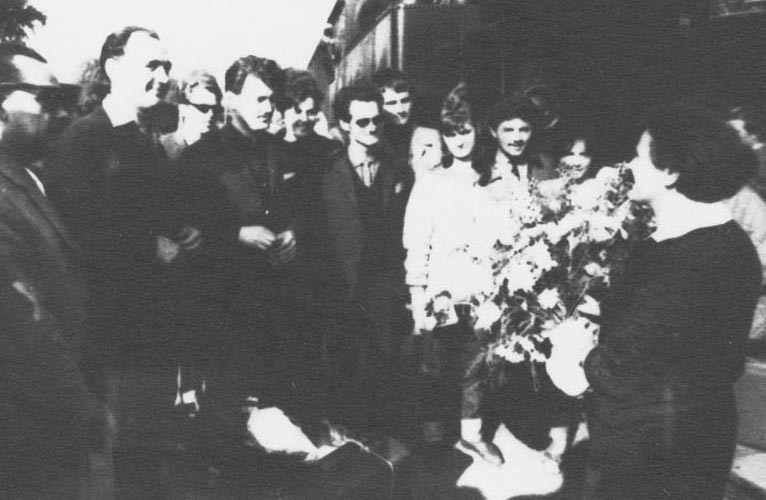 A csoport fogadása a vonatnál. Siófoki ÁFÉSZ táncegyüttese. Együd Árpád hagyatéka (Rippl-Rónai Múzeum CC BY-NC-ND)