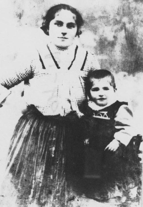 Fiatal anya gyermekével. Gyűjtötte : Együd Árpád (Rippl-Rónai Múzeum CC BY-NC-ND)