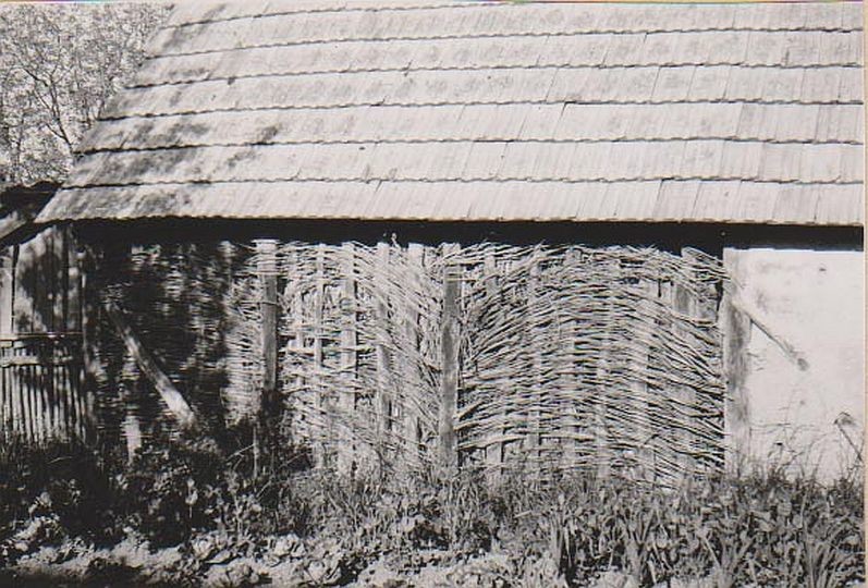 Gerendavázas talpas pajta, hátsó része vesszőfonású fal (Rippl-Rónai Múzeum CC BY-NC-ND)